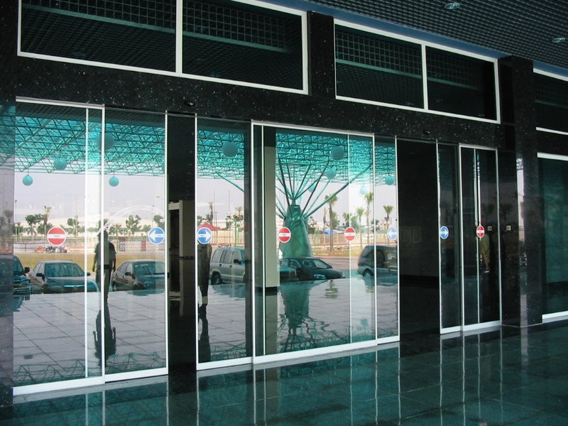 Cửa tự động Eurowindow vận hành êm ái, ổn định, phù hợp với những công trình yêu cầu trải nghiệm ra và chuyên nghiệp