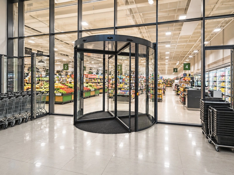 Cửa tự động xoay của Eurowindow có hỗ trợ phanh điện để giữ cửa ở trạng thái đóng