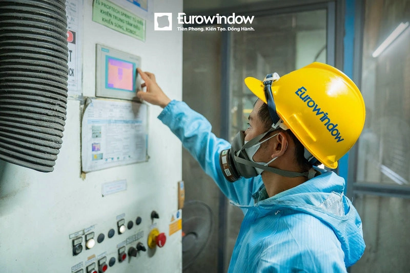 Môi trường sản xuất kính của Eurowindow luôn được kiểm soát chặt chẽ nhiệt độ và độ ẩm
